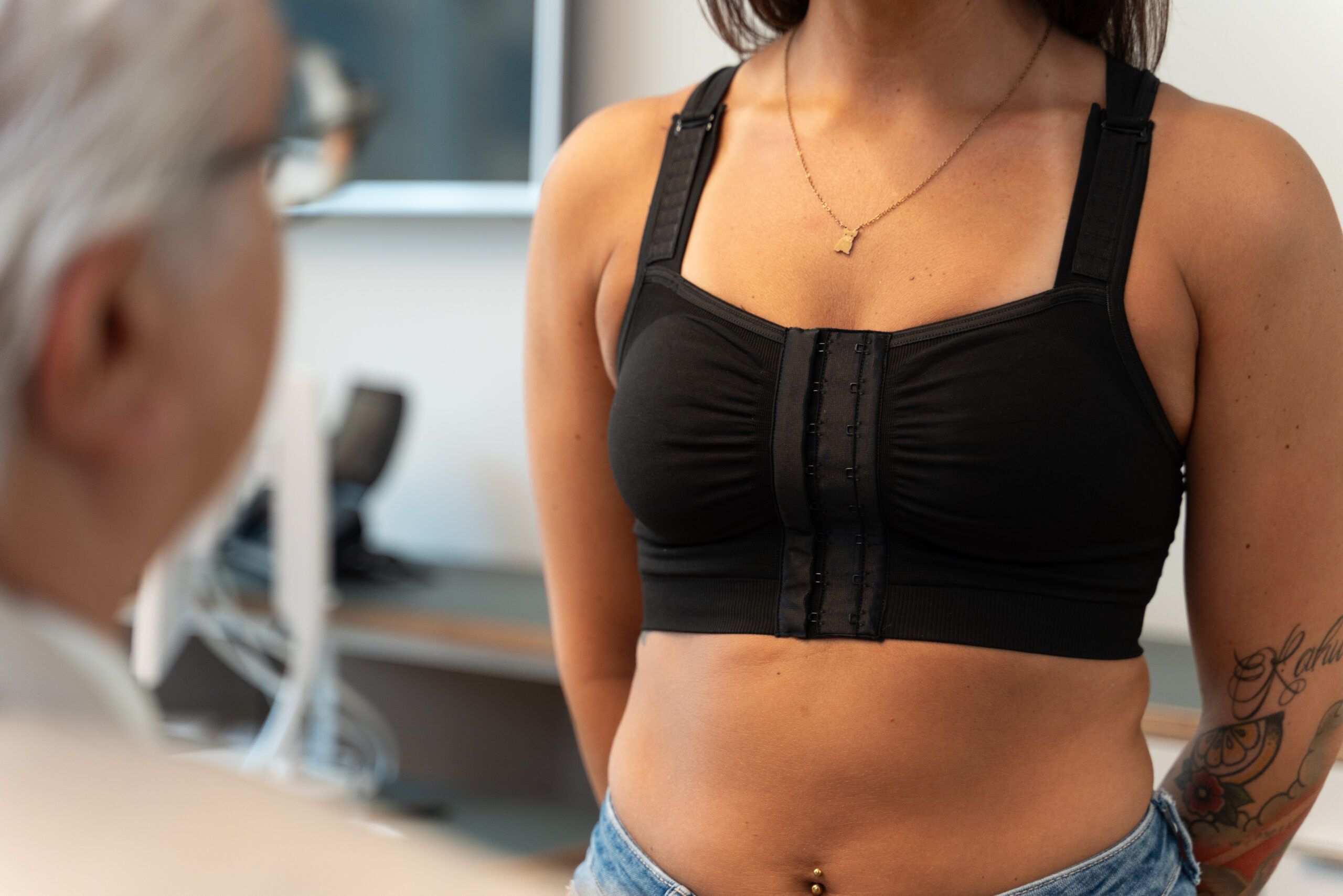 brustverkleinerung-plastische-chirurgie-central-aesthetics-frankfurt-dr-deb-02-scaled