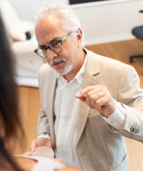 Arbeitsunfähigkeit Brustvergrößerung, Dr. Deb, Central Aesthetics, Plastische Chirurgie & Schönheitschirurgie in Frankfurt